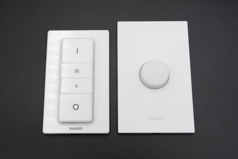 パネルはディマースイッチより大きい