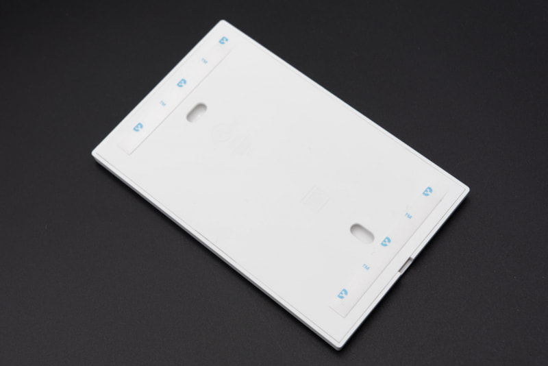 パネル裏面には粘着テープ。別途ネジを用意すれば壁にネジ留めもできる