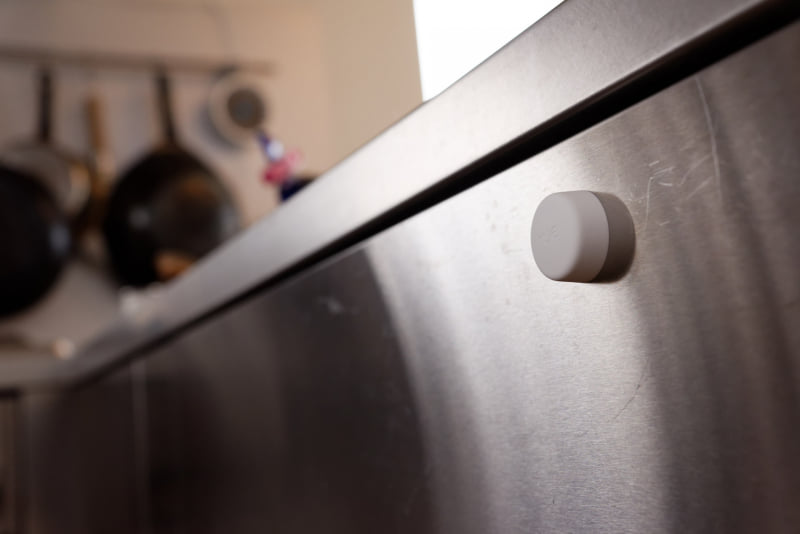 ボタンの方にマグネットが内蔵し、金属部に単体で貼り付けられる