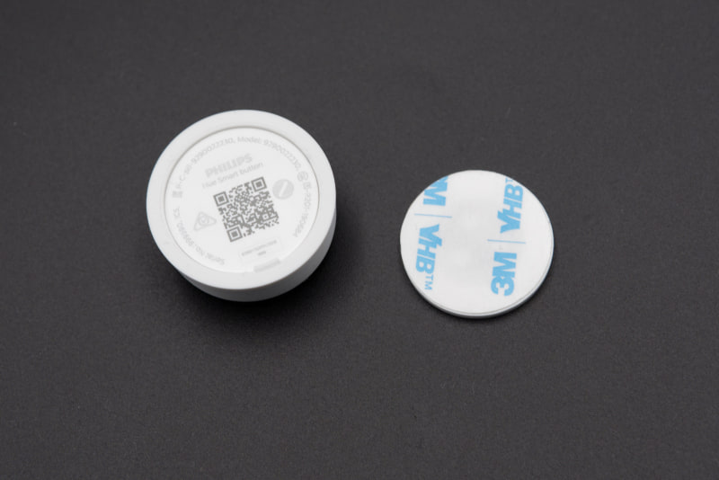 ボタンとほぼ同サイズの台座も付属。金属部以外にも固定して使うことができ、取り外しも容易