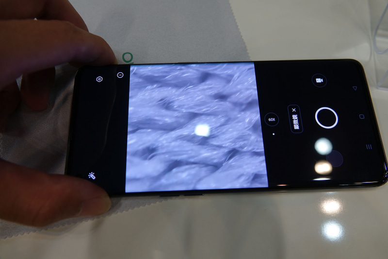 60倍ズームで、クロスの繊維までしっかり確認できる