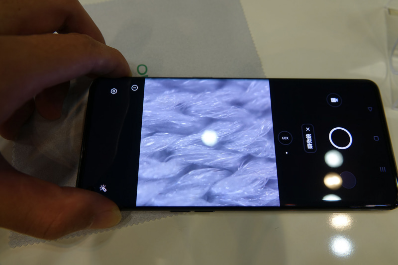 60倍ズームで、クロスの繊維までしっかり確認できる