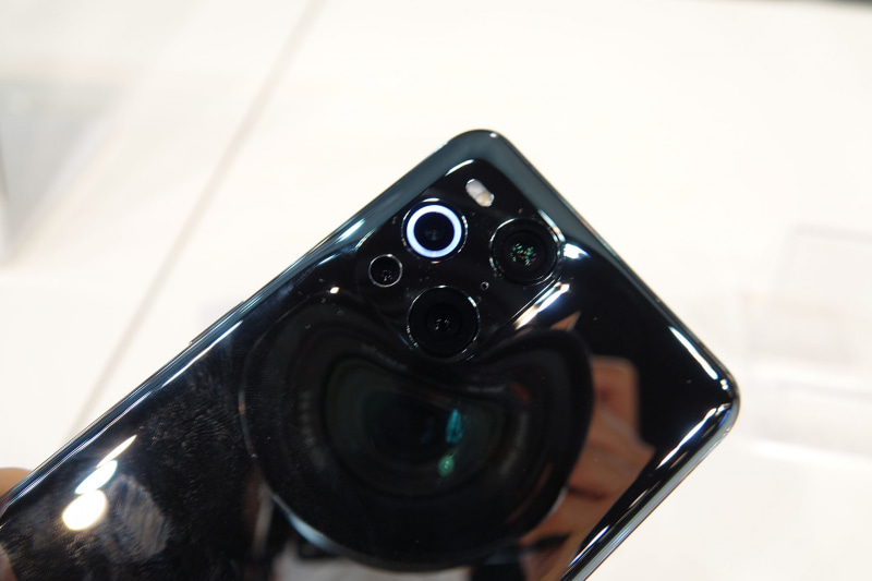 顕微鏡カメラの周りのライトが点灯