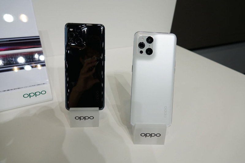 グロスブラック（左）とホワイト（右）