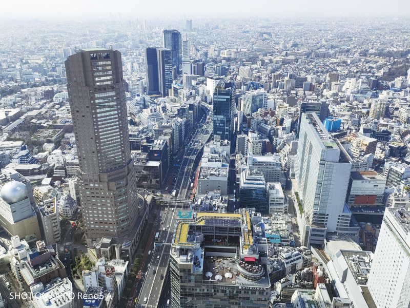 超解像度モード。最大1億800万画素相当の解像度で撮影可能