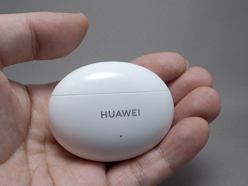 手のひらにすっぽり収まるサイズの充電ケース