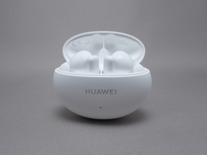 充電ケースには縦にイヤフォンが収まる。蓋を開けるとペアリング済みの機器に接続される