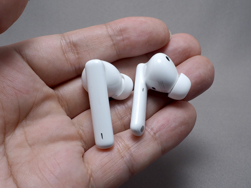 カナル型イヤホン本体と、そこから縦に伸びた突起の先にマイクがある、オーソドックスなスタイル