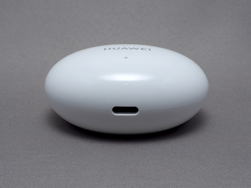 ケースは、底面のUSB-Type Cポートから充電する