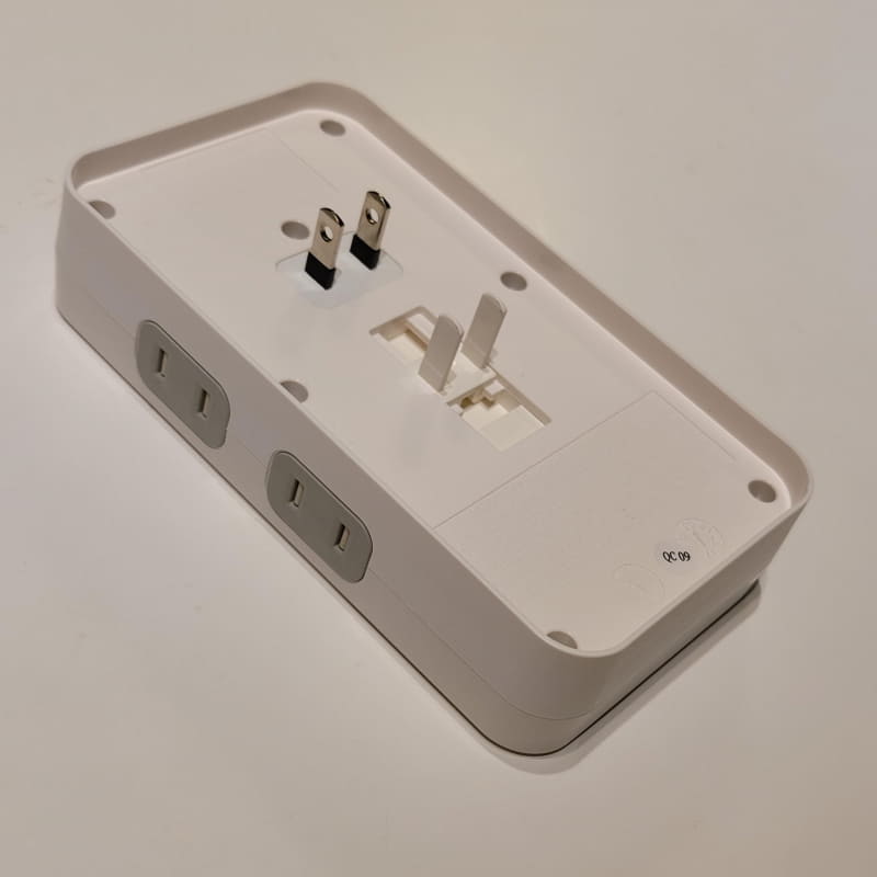 通電用の本物のプラグとダミープラグの2個で安定固定を実現する