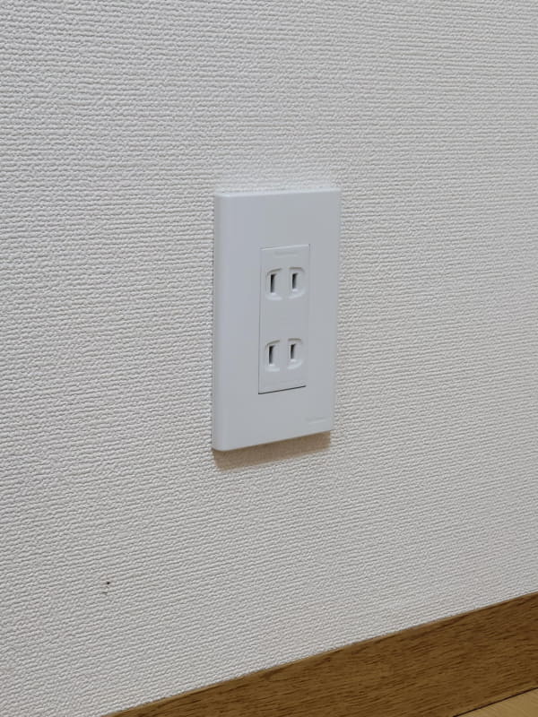 絶対大丈夫なのはこの手の2個口壁面コンセントプレートでプレートの高さが壁面から8㎜以上あるもの