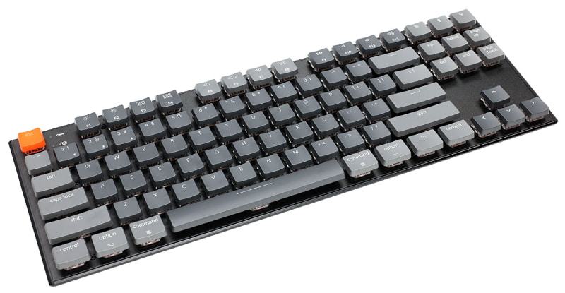 ワイヤレス・メカニカルキーボード「Keychron K1」のテンキーレス／英語配列モデル。とりわけmacOS用キーボードとしてはスペック的に抜け目ナシって感じの優良キーボードだと感じられるが、キーボード自体の傾斜が非常に少なく、キーが真上を向いて並んでいるって感じなので、俺的にはけっこう耐え難い使用感となった。傾斜を調節する脚などもない。雑誌かなんかで傾きを調節すればイキナリすっご〜く使いやすくなるんですけどネ