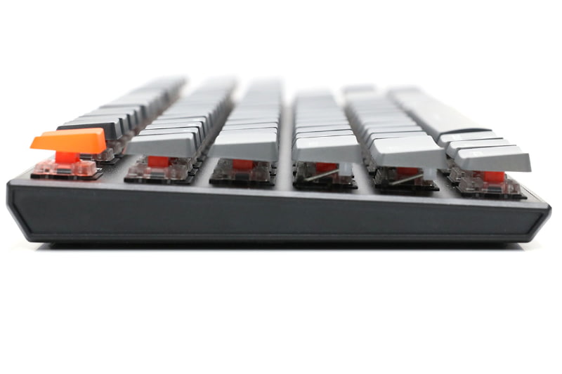 ワイヤレス・メカニカルキーボード「Keychron K1」のテンキーレス／英語配列モデル。とりわけmacOS用キーボードとしてはスペック的に抜け目ナシって感じの優良キーボードだと感じられるが、キーボード自体の傾斜が非常に少なく、キーが真上を向いて並んでいるって感じなので、俺的にはけっこう耐え難い使用感となった。傾斜を調節する脚などもない。雑誌かなんかで傾きを調節すればイキナリすっご〜く使いやすくなるんですけどネ