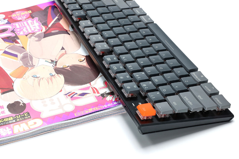 ワイヤレス・メカニカルキーボード「Keychron K1」のテンキーレス／英語配列モデル。とりわけmacOS用キーボードとしてはスペック的に抜け目ナシって感じの優良キーボードだと感じられるが、キーボード自体の傾斜が非常に少なく、キーが真上を向いて並んでいるって感じなので、俺的にはけっこう耐え難い使用感となった。傾斜を調節する脚などもない。雑誌かなんかで傾きを調節すればイキナリすっご〜く使いやすくなるんですけどネ