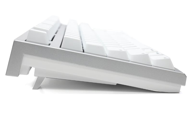 Keychron（左）とREALFORCE（右）を比べてみた。REALFORCEは脚を立てた状態で常用している。机面からキートップまでの高さを比較すると、数字キー列の高さはKeychronが約25mmでREALFORCEが約45mm。スペースキー列の高さはKeychronが約20mmでREALFORCEが約27mm