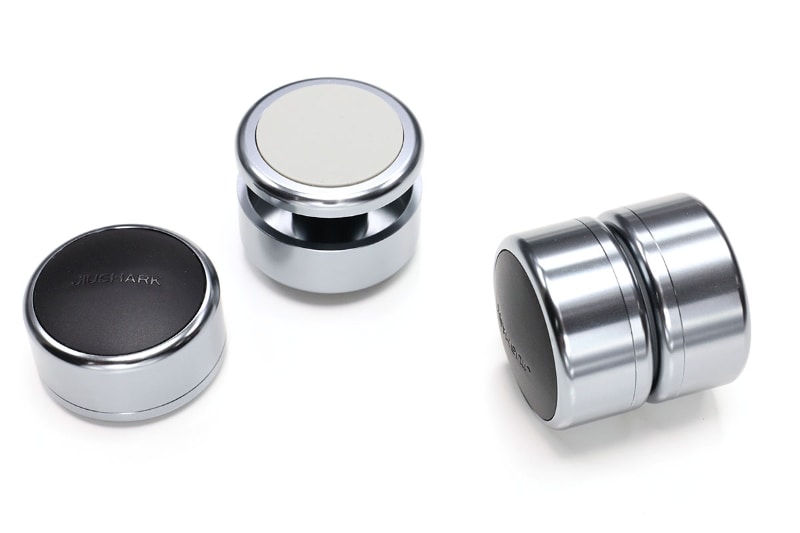 AIYUJIWUブランドのノートPCスタンド。2個セットの高さ調節可能な脚で、本体をひねると無段階で高さ（25mm〜35mm）を変えられる。素材はアルミとシリコーンっぽい滑り止め。グレーの滑り止めが見えるのが机面に当たる側で、このグレーの面にはマグネットが仕込まれていて、携帯時は合体させられる