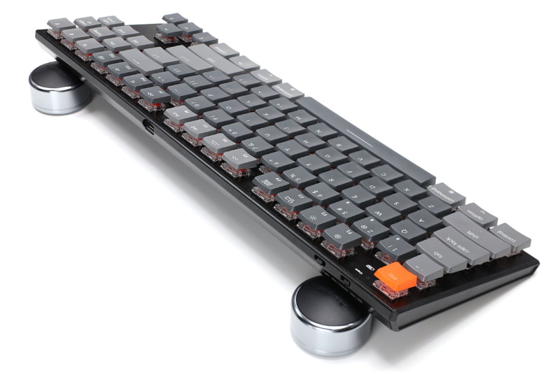 Keychronの後方にセットしてみた。このノートPCスタンドは25mm〜35mmの間で高さを調節できるが、キーボード裏面のどこを支えるかにより、これより幅広く高さを調節できる。実測では、数字キー列高さを約39〜44mmに、スペースキー列高さを約20〜21mmに調節できた