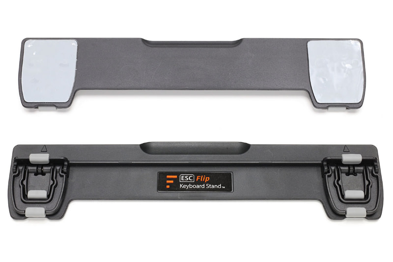 GPG2の「ESC Flip Keyboard Stand」もキーボード裏面に貼るタイプのキーボードスタンド。貼り剥がしは比較的に容易。これを貼ることで、キーボードの高さを3段階にUPさせることができる