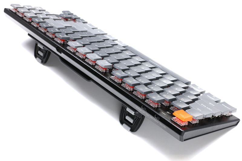 こんな感じでKeychron K1に貼り付けた。キーボードに対してESC Flip Keyboard Standの幅が狭いように見えるが、テンキーレスキーボードということもあってか安定感は十分だ