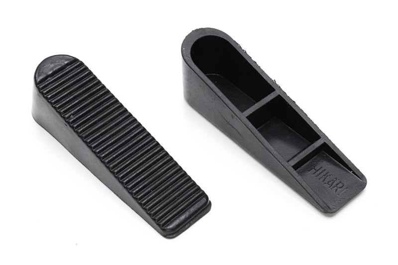 HIKARIブランドのKDS-100Bと思われるドアストッパー。開いたドアの下部に押し込んで、ドアが不意に閉まってしまわないようにするグッズだ