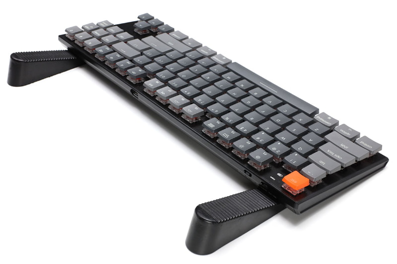 Keychron K1の傾斜調節に使ってみたら、キーボードの傾斜を僅かに増すことも、大きく増すこともできた。実測値では、数字キー列を約28〜44mmの範囲で調節できた。スペースキー列は約20mmのままだった