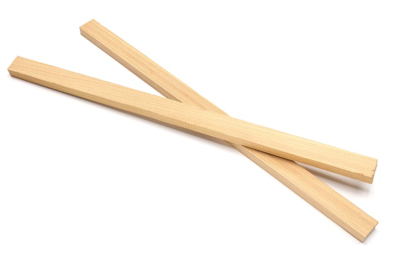 木の棒。角材ですな。ヒノキの工作材で、サイズは900mm×20mm×10mm（を半分に切ったもの）。値段は200円とかだったような気がする。半分に切って……何に使ったか忘れた