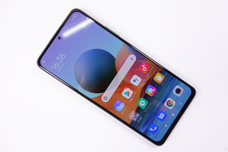 前面、6.67インチの有機ELディスプレイ