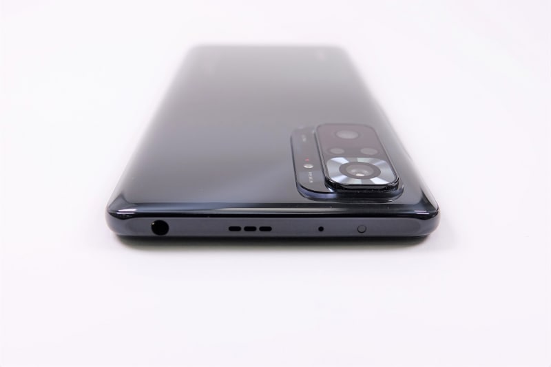 上側面、イヤホンジャックとスピーカー