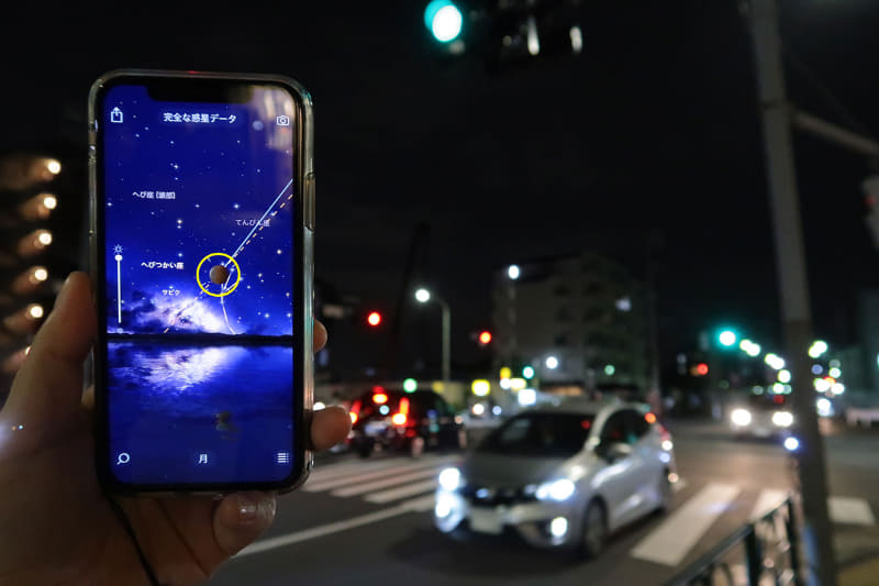 ここならギリギリ見えるのでは!? と思ったのですが、視線の先に月はなく