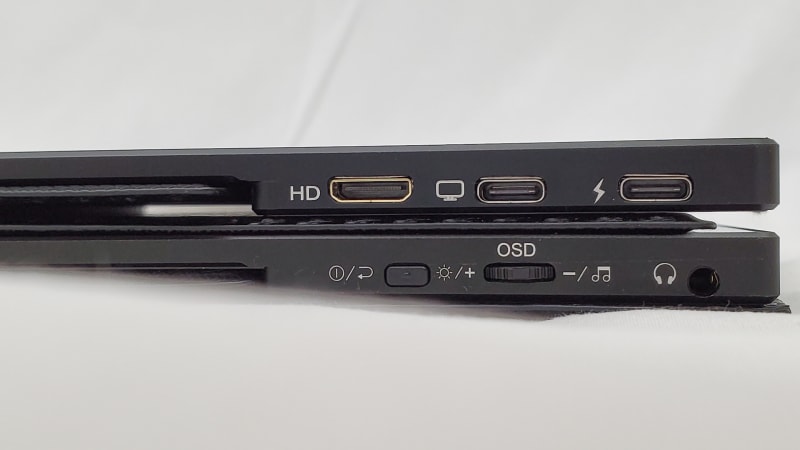 プロメテウスの左側面。上が4K、下がFHDモデル。FHDモデルでは左側に電源／戻るボタンやダイヤルホイールが配置されているが、4Kモデルではパソコンなどとの接続ポートが配置されている
