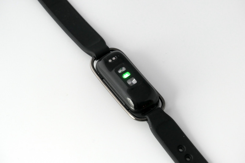 本体の背面には心拍数センサーなどを搭載