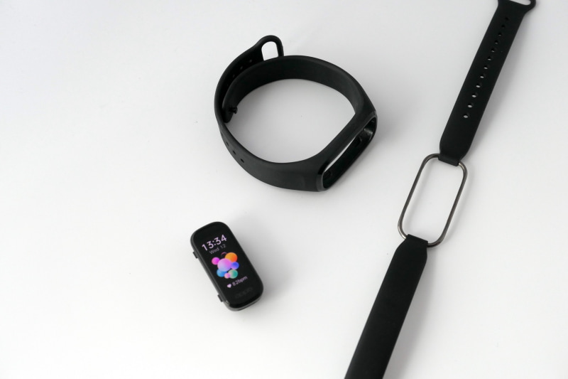 右のステンレスフレームのストラップがスタイルタイプ。上が安定感があり、汗にも強いスポーツタイプ。好みや利用シーンによって使い分けられる