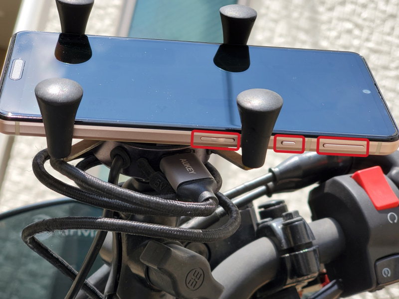 AQUOS sense5Gは収まりの点でもバツグンだ。Googleアシストボタンと電源ボタンの離れ具合などは、バイクのスマホホルダーを意識したのではないかと思うほど