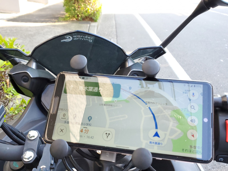 晴天のもとでの視認性の高さは、AQUOS sense5Gが搭載している「アウトドアビュー」のおかげ。とはいえ、撮影となると映り込みが激しかったため、木陰でパチリ