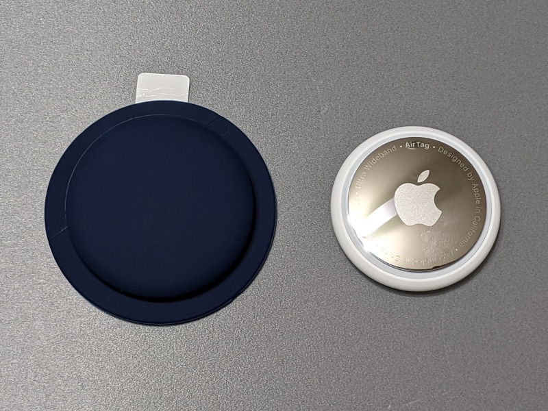 AirTagとのサイズ比較。フックやベルトのない、カバーだけの形状