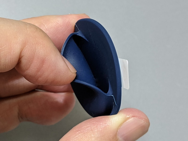 素材はシリコン。AirTagは側面の切れ込みから挿入する