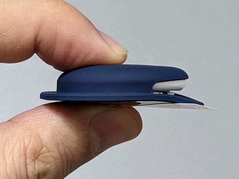 横から見た状態。このように底面まで膨らむので、先にAirTagなしで貼り付け、あとからAirTagを挿入したほうがよい