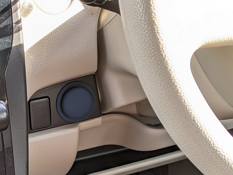 今回は車のハンドルの基部に取り付けた。色を合わせればさらに目立たなくなるだろう