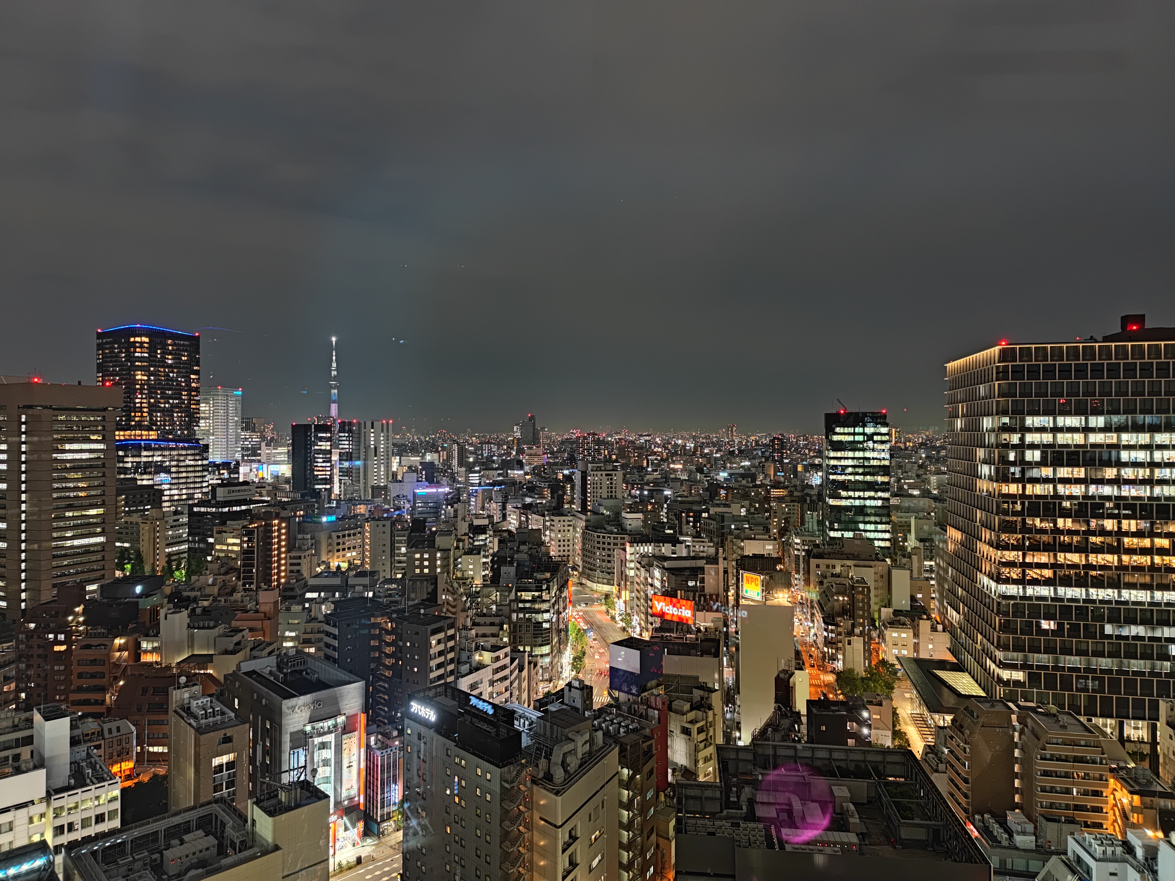 画像右下の赤丸は、カメラからの発光が窓に反射したことによって映っている