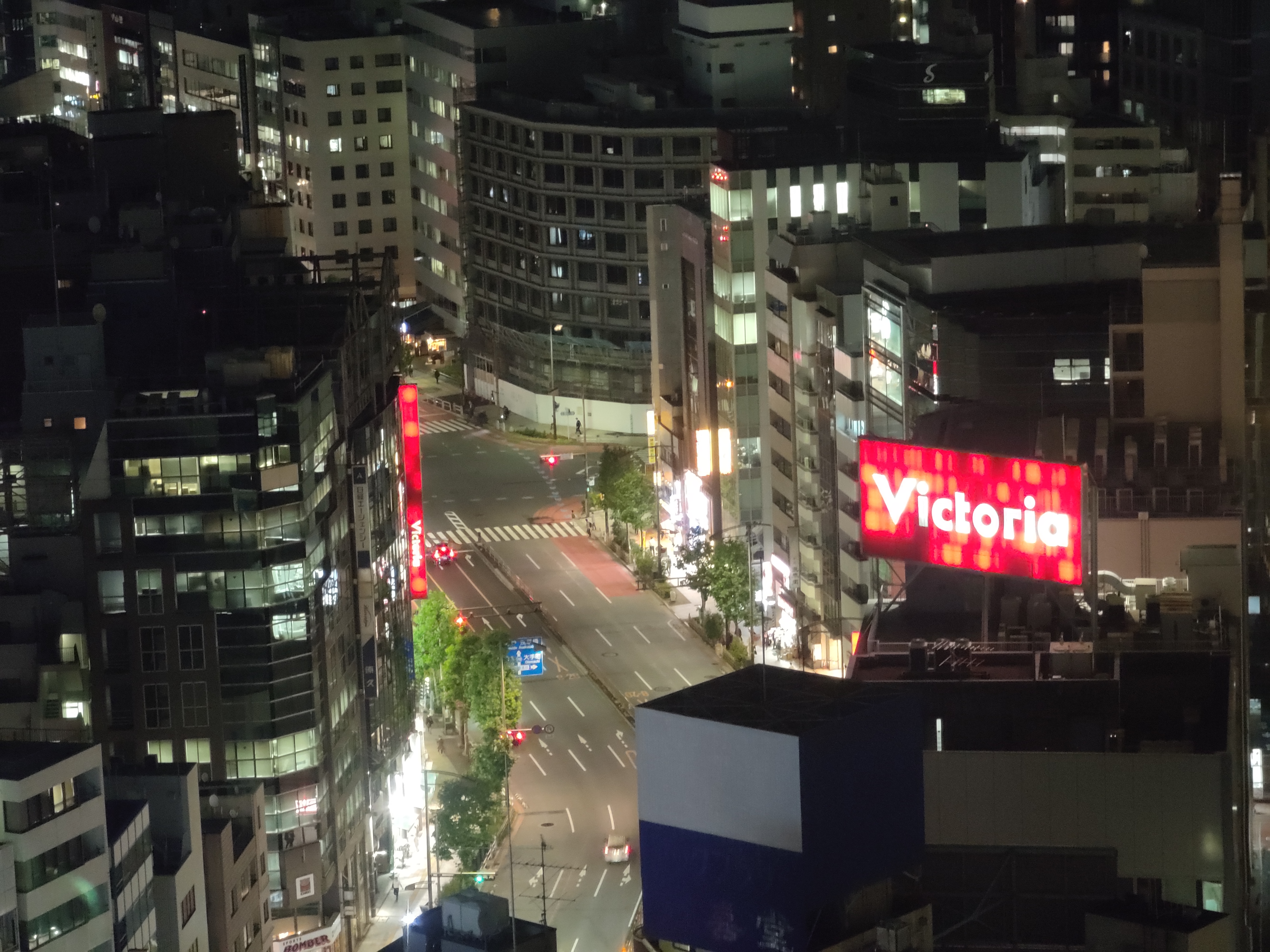 画像右下の赤丸は、カメラからの発光が窓に反射したことによって映っている