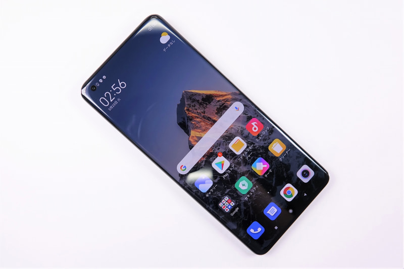 前面、6.81インチのディスプレイとインカメラ