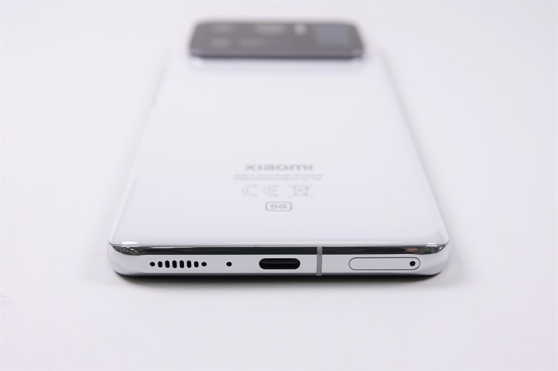 下側面、USB Type-C端子とスピーカー、SIMスロット