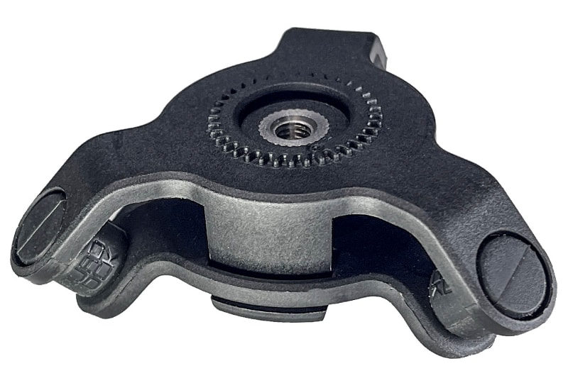 QUAD LOCKシステムで使えるパーツのひとつが「VIBRATION DAMPENER」。QUAD LOCKのベース部とホルダー部の間に入れ、車体などから伝わる振動を吸収する緩衝パーツだ