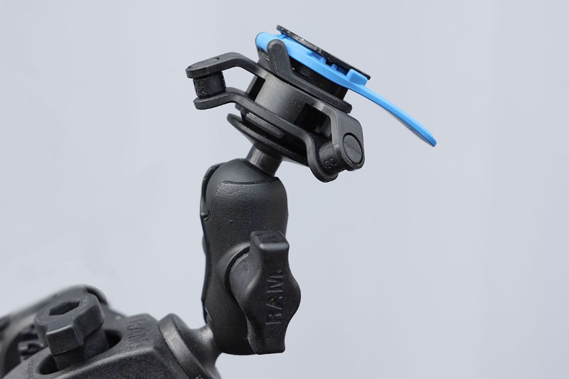 QUAD LOCKシステムで使えるパーツのひとつが「VIBRATION DAMPENER」。QUAD LOCKのベース部とホルダー部の間に入れ、車体などから伝わる振動を吸収する緩衝パーツだ