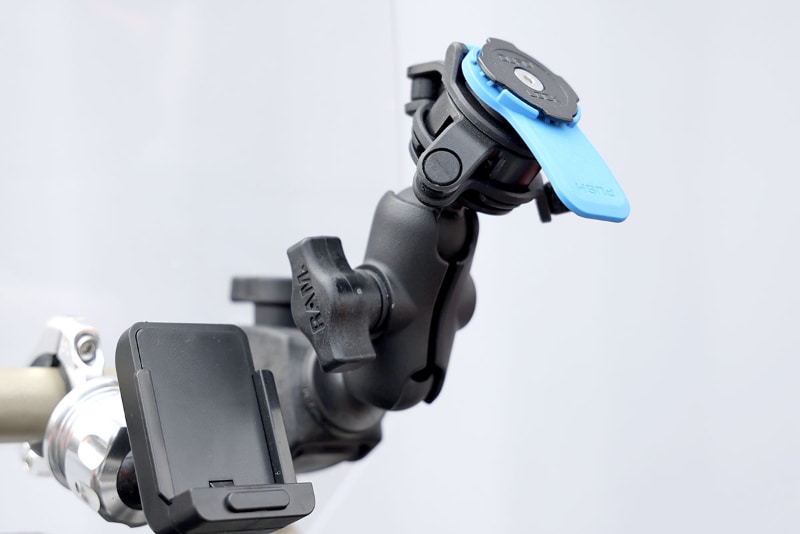 前述の1インチボールアダプターにVIBRATION DAMPENERを追加。車体は<a href="https://k-tai.watch.impress.co.jp/docs/column/korekori/1019626.html" class="strong bn" target="_blank">ヤマハのセロー250</a>で、メーター上部にバーがあるモデル。そのバーにマウントをセットしている。QUAD LOCK対応ケース入りスマートフォンを45度に傾け、青いレバーがあるヘッドパーツに押し込み、45度傾ければスマートフォンの車載が完了