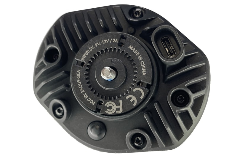 WEATHERPROOF WIRELESS CHARGING HEADの表と裏。表側には直接QUAD LOCK対応ケースを装着できるが、車体側には別途何らかのQUAD LOCK製マウントパーツが必要になる