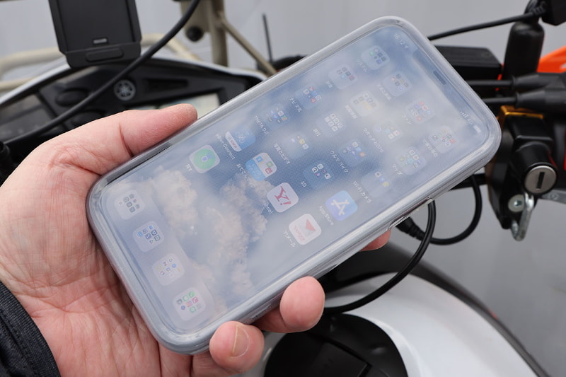QUAD LOCK「RAIN COVER」。これはiPhone 12 Pro Max用で3025円。iPhone 12は防水端末だが、このポンチョを被せるとケースとiPhoneの間に水や汚れが入り込まなくなってナニカと好都合。また、透明度は高いもののけっこう厚手なので、端末保護にも寄与する。ただし、ポンチョ装着状態だとカメラ画質が落ち、Face IDの認識率も下がる
