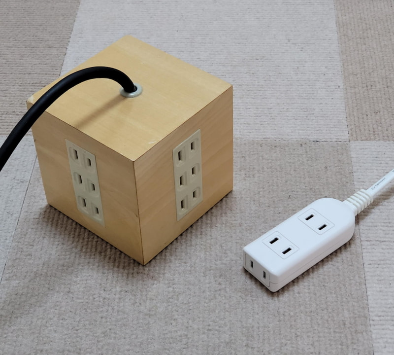 筆者お気に入りの非実力系キューブタップ（左）と100均のテーブルタップ