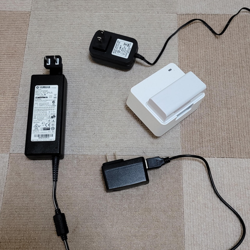 お邪魔虫系のACアダプタやバッテリー充電器等に分け隔てなくサービスするのがテーブルタップの使命だ