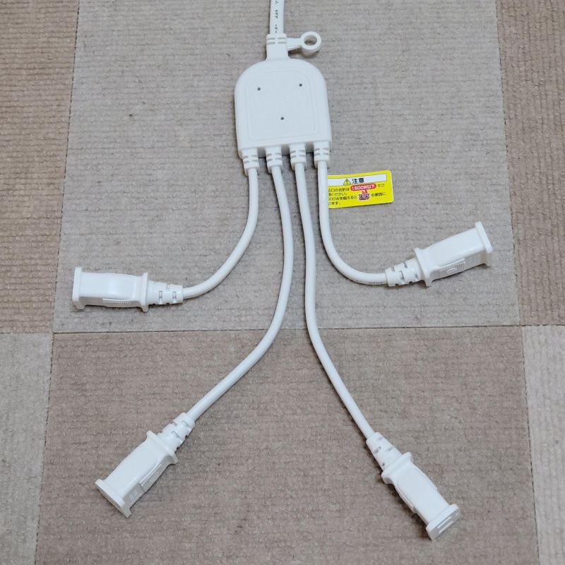 ケーブルタップ（ACアダプター4分配）の出番だ